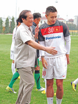 Lãnh đạo VFF thăm và động viên các cầu thủ trước khi lên đường sang Hong Kong