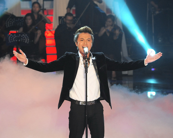 Đỗ Xuân Sơn gây ấn tượng trong đêm diễn tối qua với ca khúc mang phong cách bán cổ điển. Ảnh: LVPH