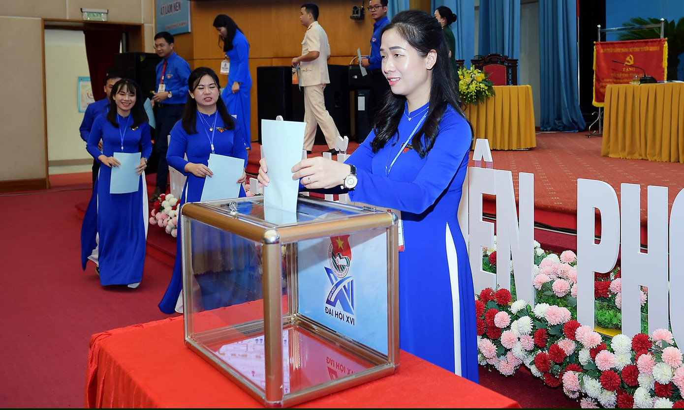 Chị Dương Minh Nguyệt bỏ phiếu bầu chức danh Bí thư Tỉnh Đoàn Tuyên Quang khóa XVI. Ảnh: Xuân Tùng