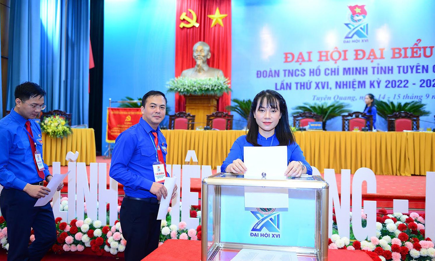 Các đại biểu bỏ phiếu bầu cử Ban Chấp hành Tỉnh Đoàn Tuyên Quang khóa XVI. Ảnh: Dương Triều