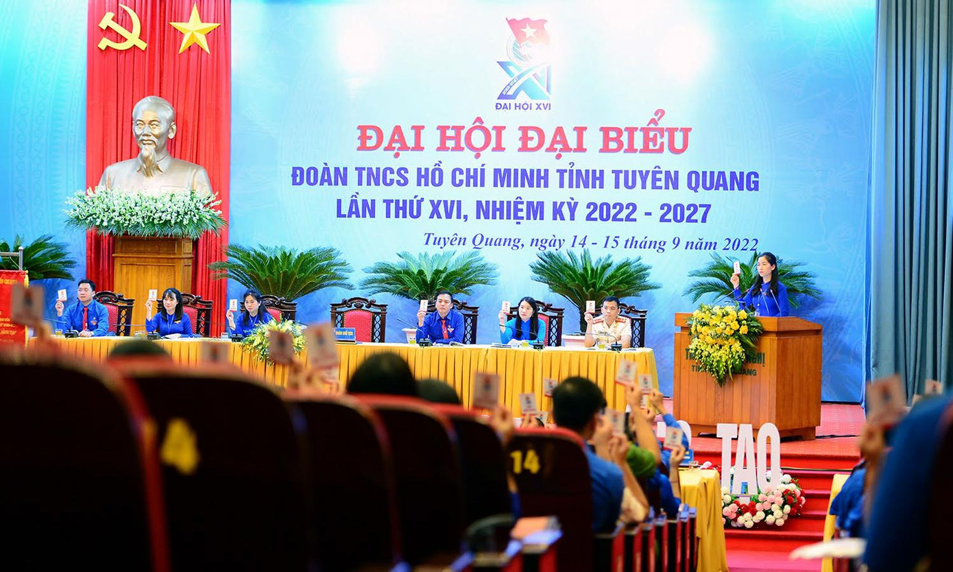 Các đại biểu thực hiện biểu quyết nội dung tại đại hội. Ảnh: Dương Triều