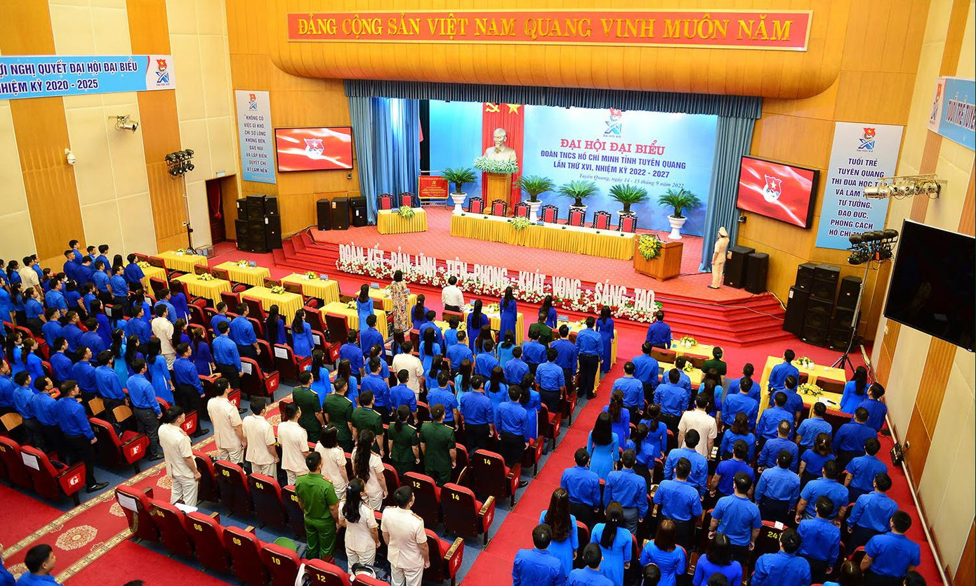 Các đại biểu thực hiện nghi lễ chào cờ tại phiên thứ nhất Đại hội Đoàn tỉnh Tuyên Quang lần thứ XVI nhiệm kỳ 2022 - 2027. Ảnh: Dương Triều