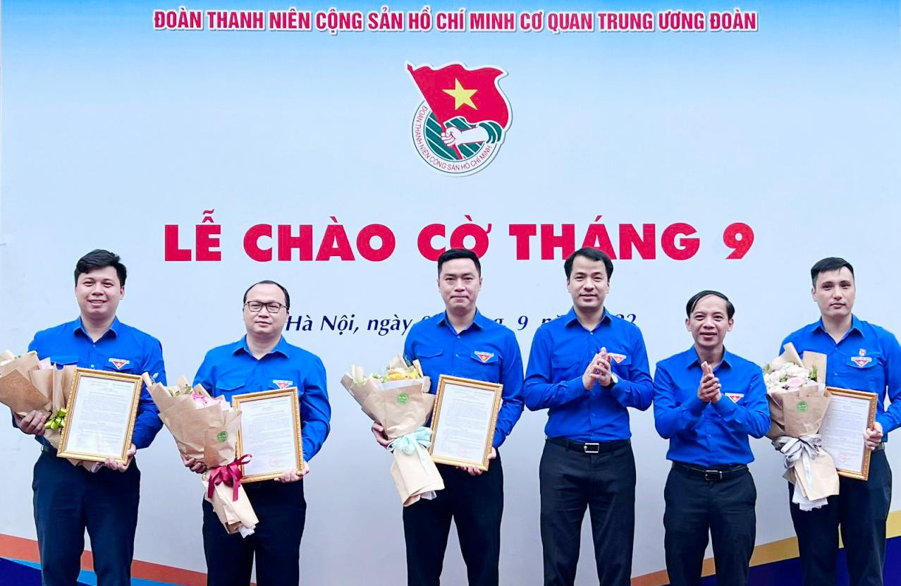 Anh Ngô Văn Cương và anh Nguyễn Thanh Tùng chúc mừng các nhân sự vừa được bổ nhiệm. Ảnh: Kiều Anh Anh Ngô Văn Cương và anh Nguyễn Thanh Tùng chúc mừng các nhân sự vừa được bổ nhiệm. Ảnh: Kiều Anh