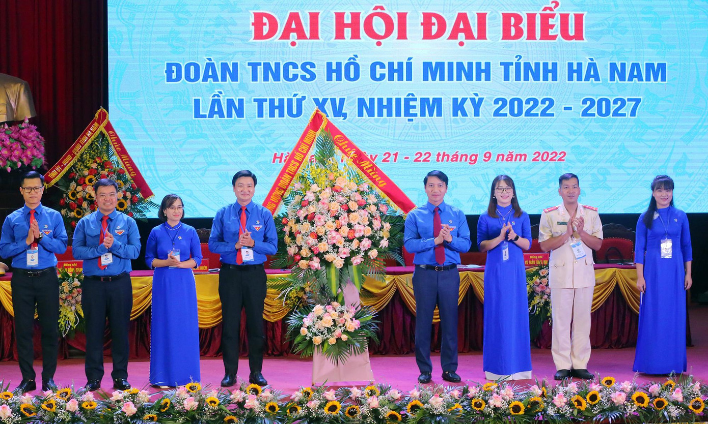 Anh Nguyễn Ngọc Lương tặng lẵng hoa chúc mừng Đại hội đại biểu Đoàn TNCS Hồ Chí Minh tỉnh Hà Nam lần thứ XV. Anh Nguyễn Ngọc Lương tặng lẵng hoa chúc mừng Đại hội đại biểu Đoàn TNCS Hồ Chí Minh tỉnh Hà Nam lần thứ XV.