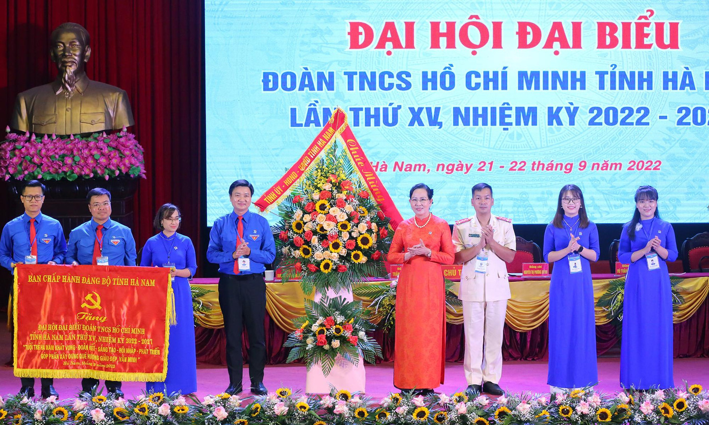 Bà Lê Thị Thủy tặng hoa chúc mừng và bức trướng tới Đại hội đại biểu Đoàn TNCS Hồ Chí Minh tỉnh Hà Nam lần thứ XV. Bà Lê Thị Thủy tặng hoa chúc mừng và bức trướng tới Đại hội đại biểu Đoàn TNCS Hồ Chí Minh tỉnh Hà Nam lần thứ XV.