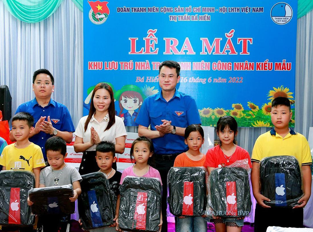 Anh Nguyễn Kim Quy (thứ nhất từ phải sang, hàng sau) tặng quà con em thanh niên công nhân. Ảnh: TĐVP