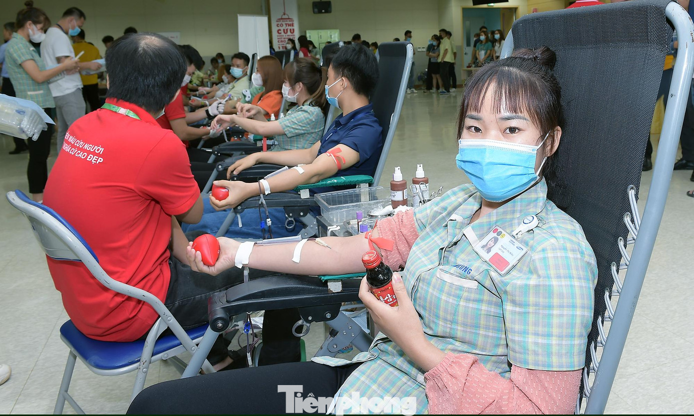 Chị Nguyễn Thị Miên hiến máu tại chương trình. Ảnh: Xuân Tùng