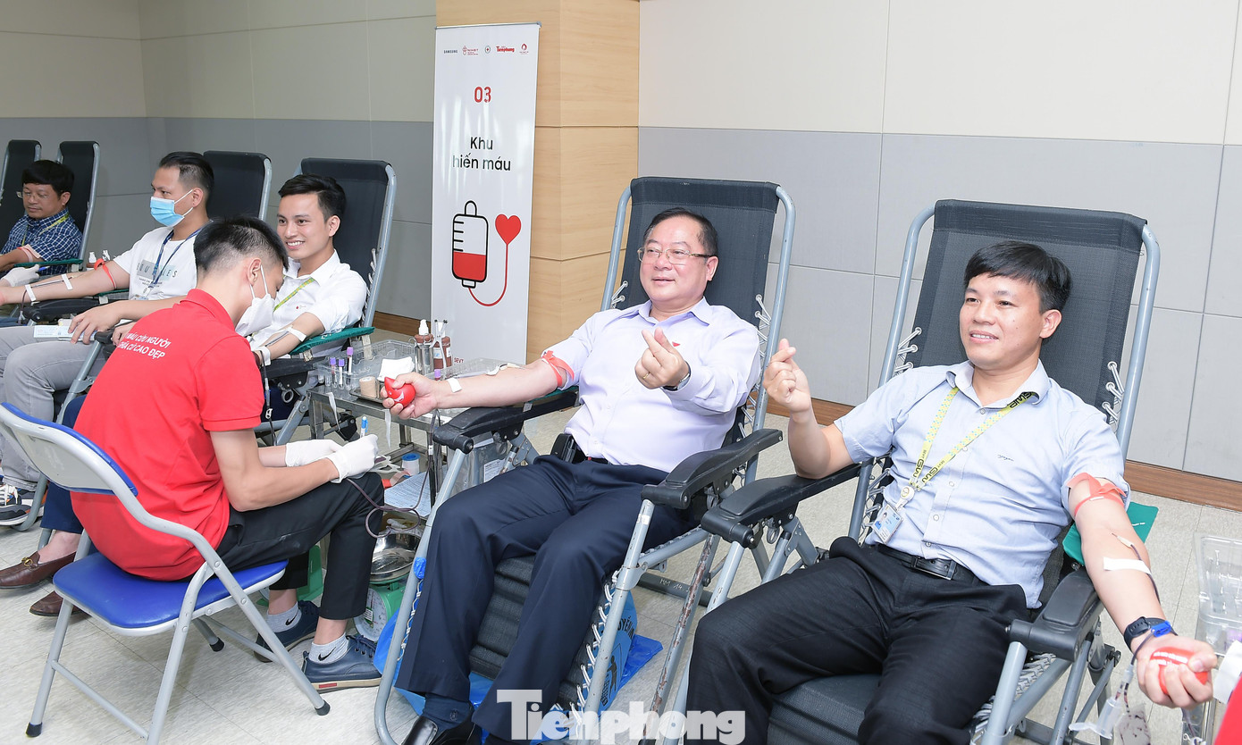Chủ tịch Công đoàn nhà máy SEVT Lê Văn Thăng (ngoài cùng bên phải), nhà báo Lê Xuân Sơn, và các nhân viên Samsung hiến máu tại chương trình. Ảnh: Xuân Tùng
