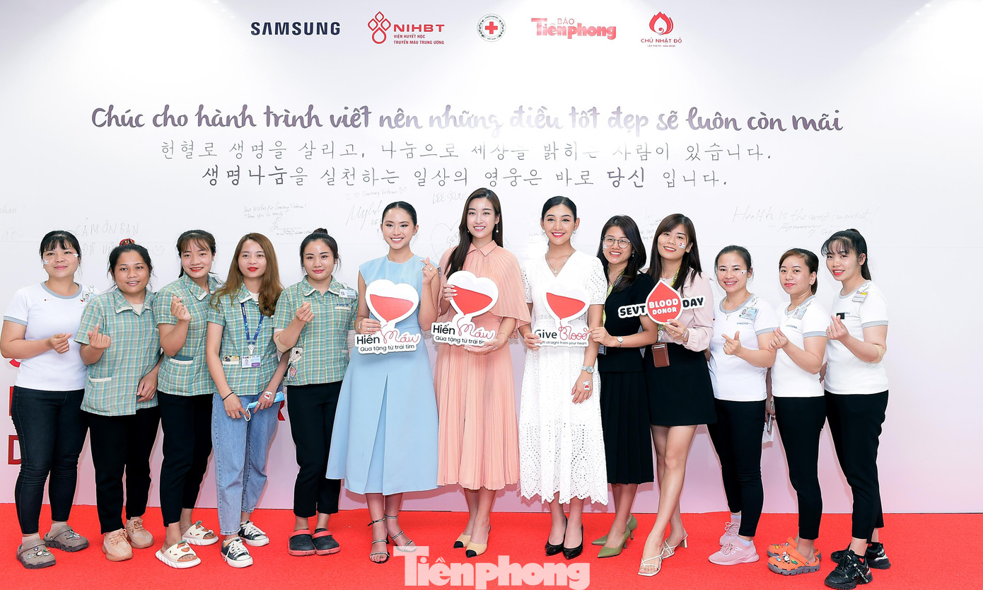 Nhân viên Samsung chụp ảnh cùng với hoa hậu và người đẹp cuộc thi Hoa hậu Việt Nam. Ảnh: Xuân Tùng