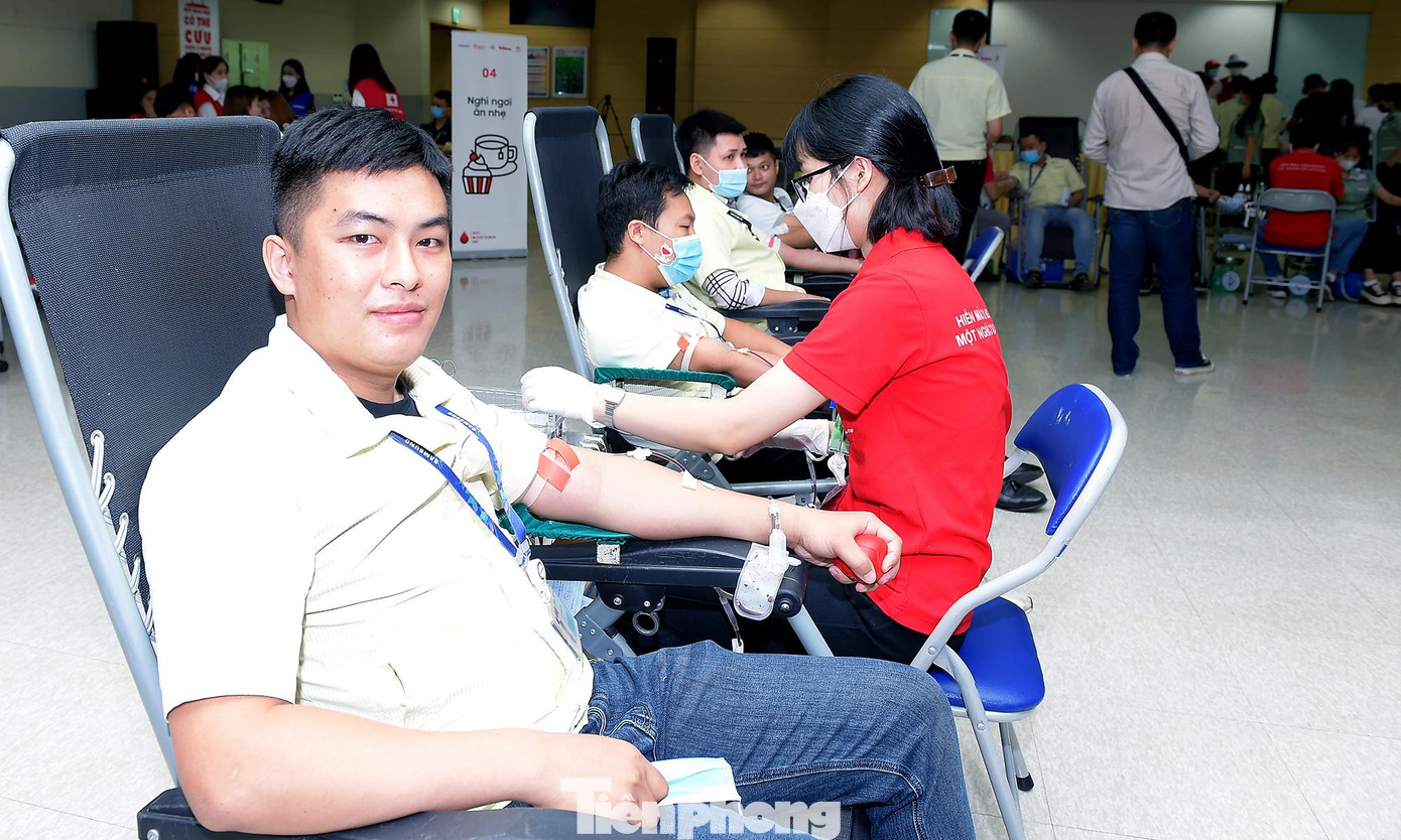 Anh Trịnh Quang Lâm lần thứ 6 hiến máu. Ảnh: Xuân Tùng