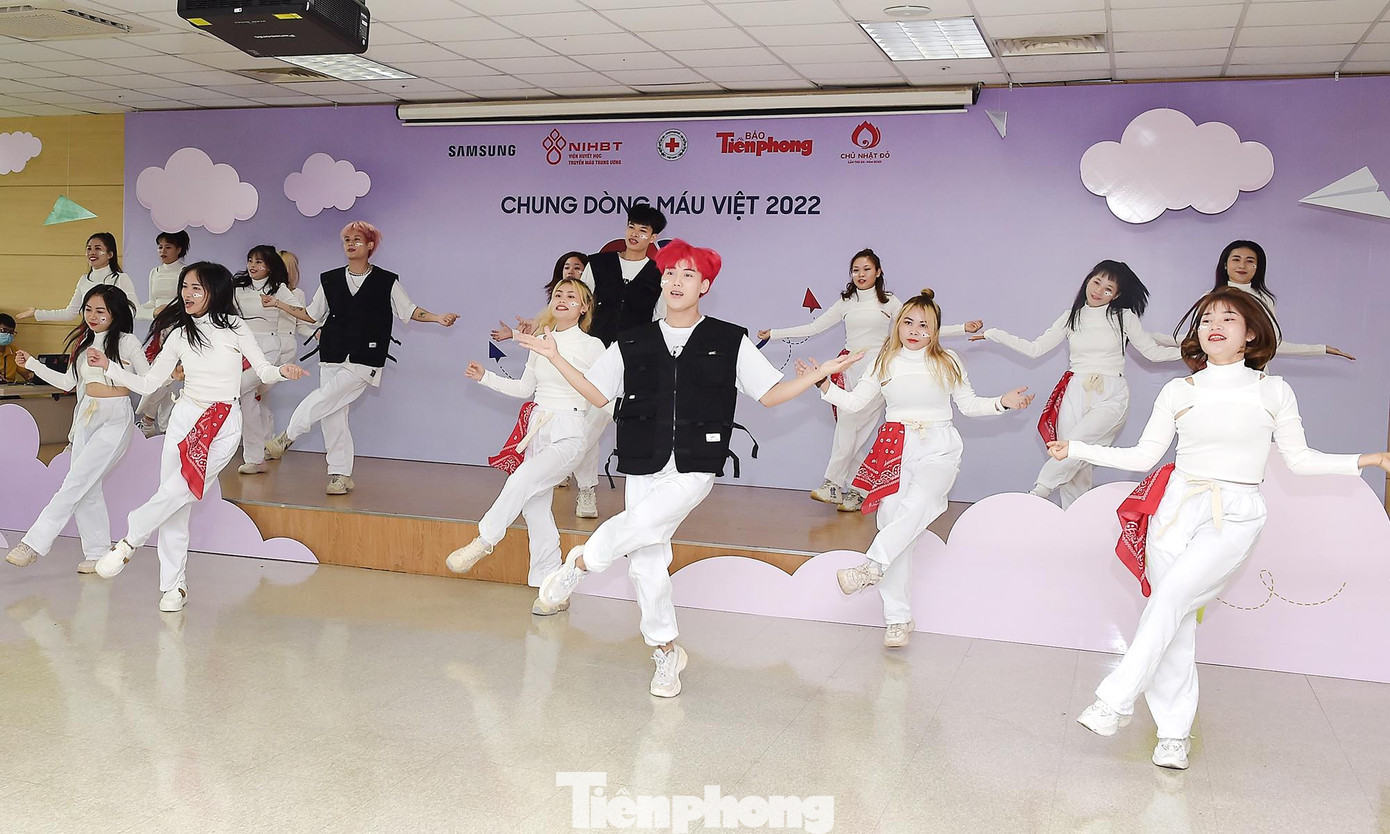 Tiết mục văn nghệ mở màn chương trình hiến máu tình nguyện &quot;Chung dòng máu Việt 2022&quot; hưởng ứng Chủ nhật Đỏ 2022. Ảnh: Xuân Tùng