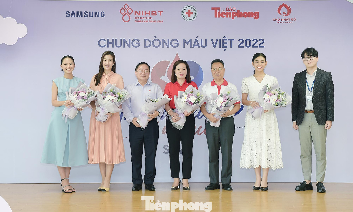 Ông Lee Seung Ho tặng hoa các đơn vị, cá nhân đồng hành với chương trình hiến máu của cán bộ, nhân viên Samsung. Ảnh: Xuân Tùng