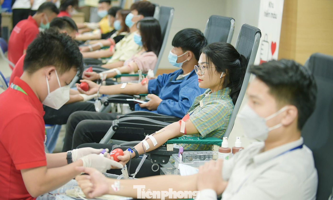 Đông đảo cán bộ, nhân viên tham gia hiến máu tại chương trình. Ảnh: Xuân Tùng