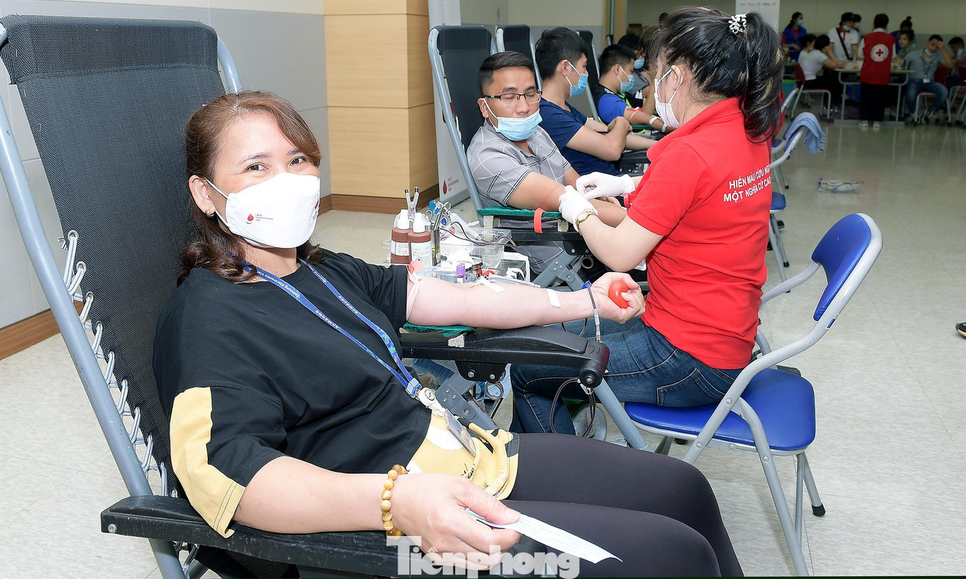 Chị Nguyễn Thị Thanh Minh hiến máu tại chương trình. Ảnh: Xuân Tùng