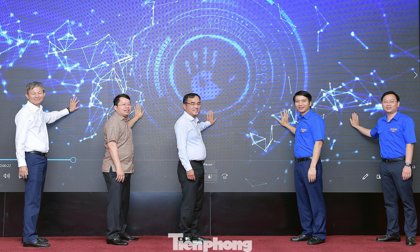 Anh Nguyễn Ngọc Lương và ông Dương Quang Thành, cùng các đại biểu thực hiện nghi lễ phát động cuộc thi. Ảnh: Xuân Tùng Anh Nguyễn Ngọc Lương và ông Dương Quang Thành, cùng các đại biểu thực hiện nghi lễ phát động cuộc thi. Ảnh: Xuân Tùng