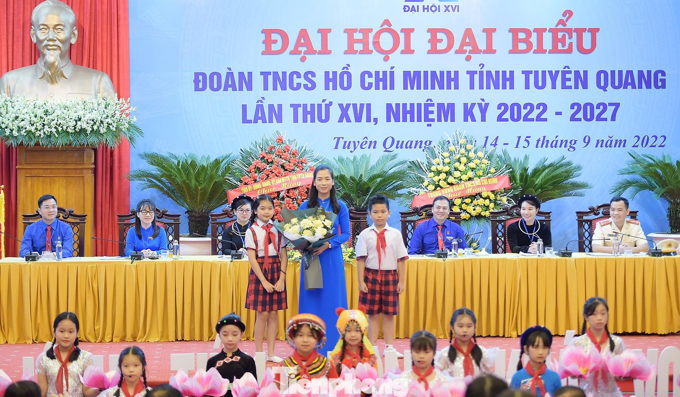 Tại phiên trọng thể Đại hội, thiếu nhi trân trọng các hoạt động, chương trình đồng hành, hỗ trợ các hoạt động của Hội đồng Đội và bồi dưỡng, chăm sóc thanh thiếu nhi. Dịp này, thanh thiếu nhi Tuyên Quang tặng hoa chúc mừng Đại hội.