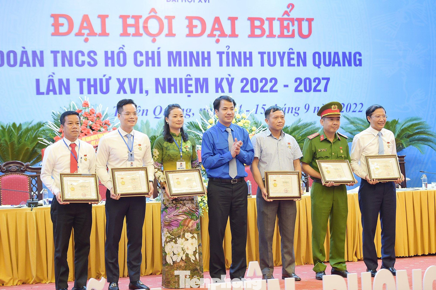 Thay mặt Ban Bí thư T.Ư Đoàn, anh Ngô Văn Cương trao kỷ niệm chương &quot;Vì thế hệ trẻ&quot; tặng các cá nhân tại Tuyên Quang.