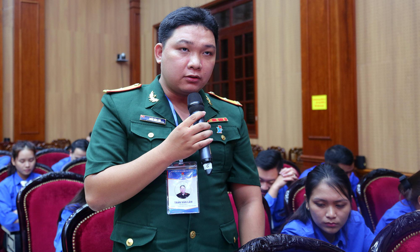 Thiếu tá Trần Văn Lâm tham góp ý kiến tại diễn đàn số 3. Ảnh: Trọng Tài Thiếu tá Trần Văn Lâm tham góp ý kiến tại diễn đàn số 3. Ảnh: Trọng Tài