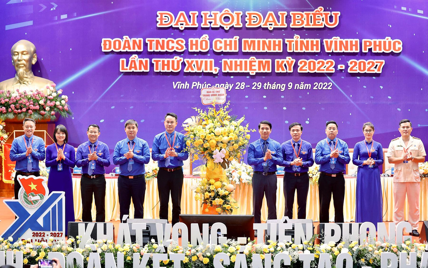 Anh Nguyễn Ngọc Lương tặng hoa chúc mừng Đại hội