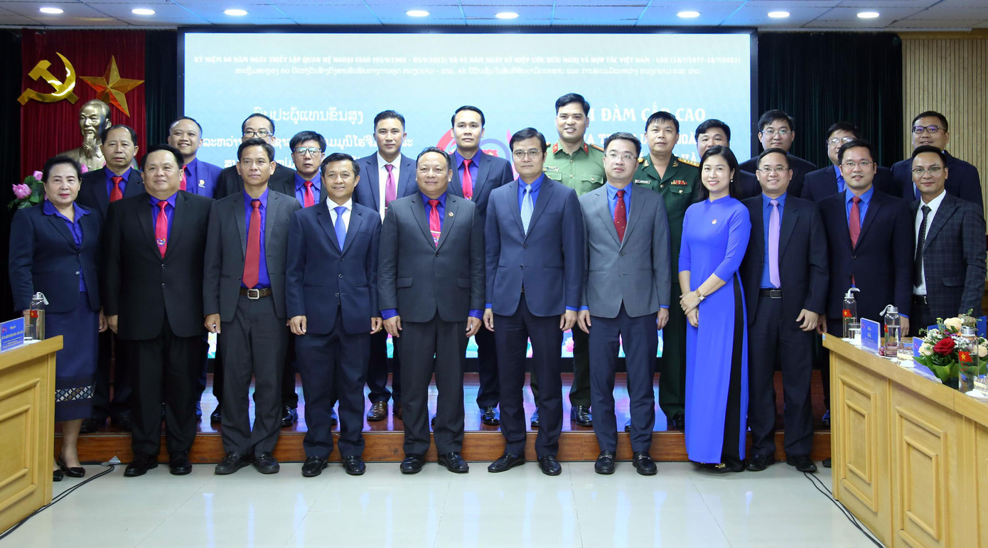 Các đại biểu T.Ư Đoàn hai nước chụp ảnh lưu niệm. Ảnh: Lâm Đăng Hải