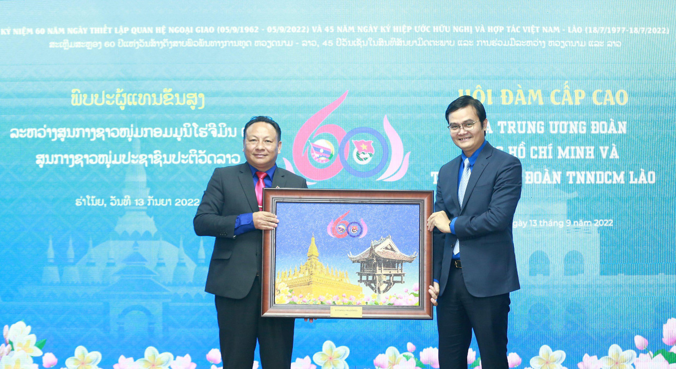 Anh Bùi Quang Huy tặng quà lưu niệm tới anh Monxay Laomuasong. Ảnh: Vương Anh