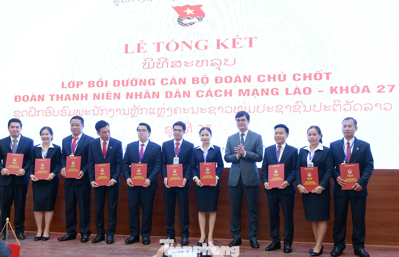 Anh Bùi Quang Huy trao chứng nhận hoàn thành khóa bồi dưỡng. Ảnh: Xuân Tùng Anh Bùi Quang Huy trao chứng nhận hoàn thành khóa bồi dưỡng. Ảnh: Xuân Tùng