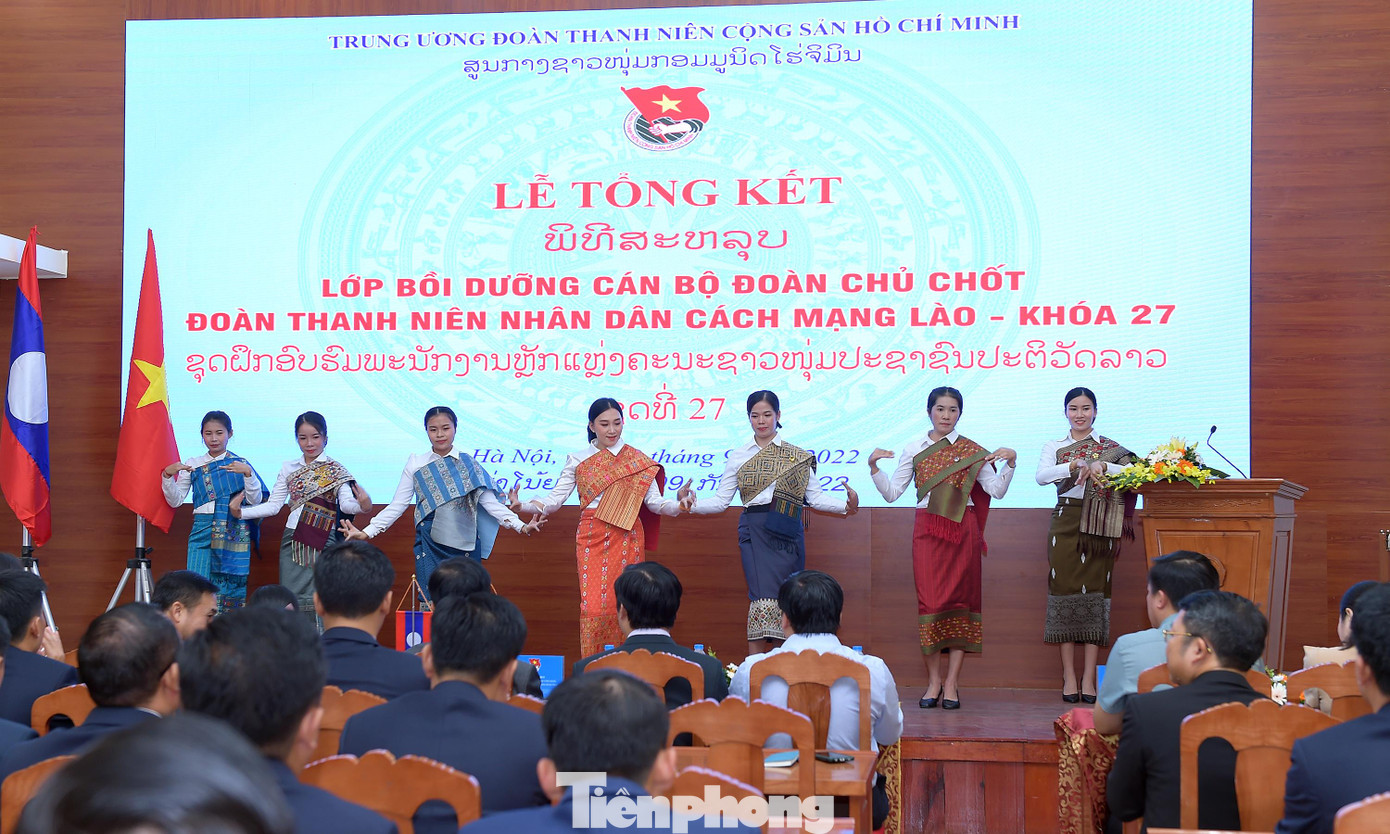 Các học viên lớp bồi dưỡng biểu diễn văn nghệ tại lễ tổng kết. Ảnh: Xuân Tùng Các học viên lớp bồi dưỡng biểu diễn văn nghệ tại lễ tổng kết. Ảnh: Xuân Tùng