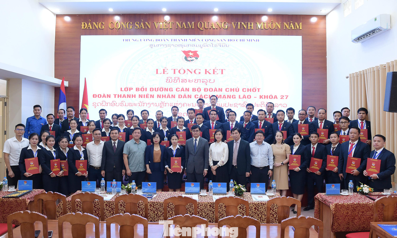 Lãnh đạo T.Ư Đoàn TNCS Hồ Chí Minh, Học viện Thanh thiếu niên Việt Nam và Đại sứ quán Lào tại Việt Nam chụp ảnh lưu niệm cùng các học viên lớp bồi dưỡng. Ảnh: Xuân Tùng Lãnh đạo T.Ư Đoàn TNCS Hồ Chí Minh, Học viện Thanh thiếu niên Việt Nam và Đại sứ quán Lào tại Việt Nam chụp ảnh lưu niệm cùng các học viên lớp bồi dưỡng. Ảnh: Xuân Tùng
