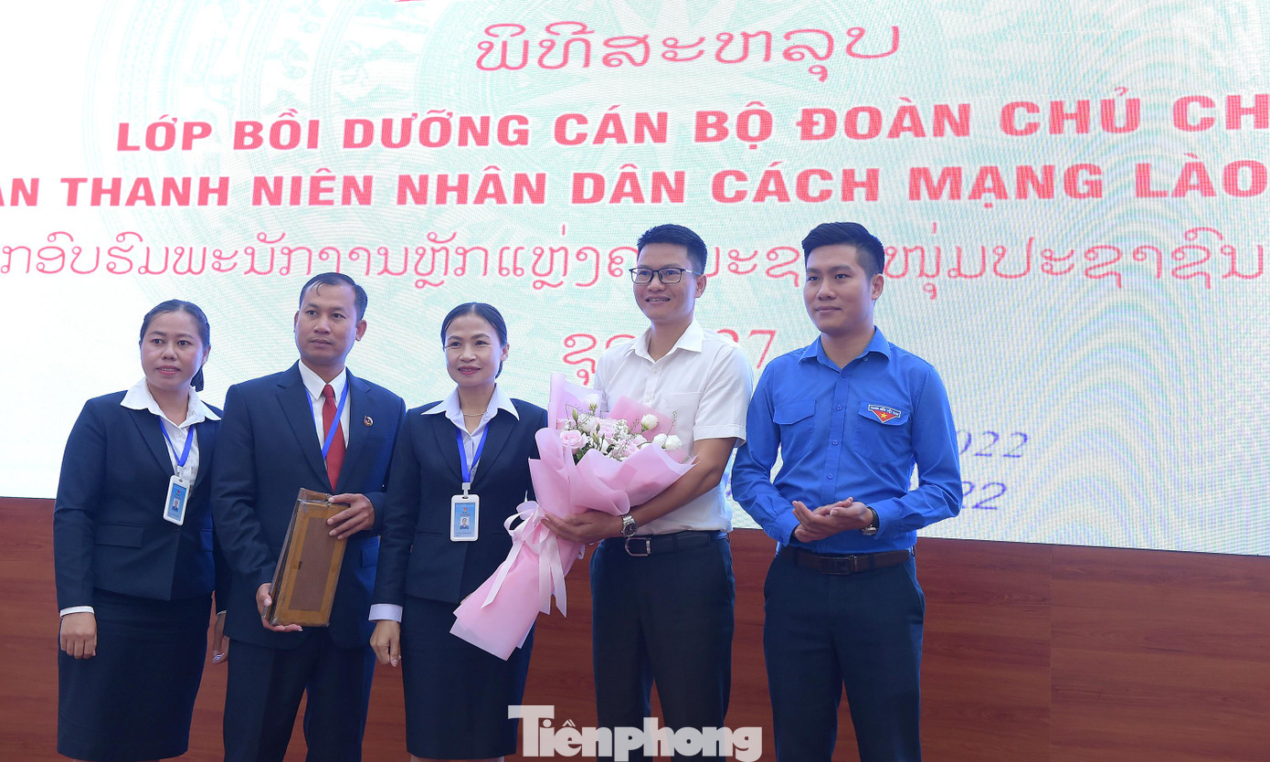 Đại diện đoàn học viên lớp bồi dưỡng tặng hoa giáo viên chủ nhiệm lớp bồi dưỡng. Ảnh: Xuân Tùng Đại diện đoàn học viên lớp bồi dưỡng tặng hoa giáo viên chủ nhiệm lớp bồi dưỡng. Ảnh: Xuân Tùng