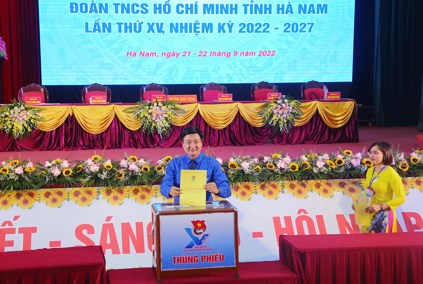 Các đại biểu tiến hành bỏ phiếu bầu cử Ban Chấp hành Tỉnh Đoàn Hà Nam khóa XV. Ảnh: Trọng Tài Các đại biểu tiến hành bỏ phiếu bầu cử Ban Chấp hành Tỉnh Đoàn Hà Nam khóa XV. Ảnh: Trọng Tài