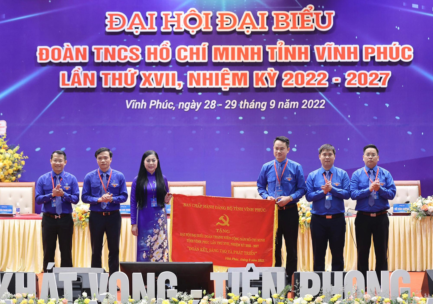 Bà Hoàng Thị Thúy Lan tặng bức trướng chúc mừng Đoàn TNCS tỉnh Vĩnh Phúc. Ảnh: Như Ý