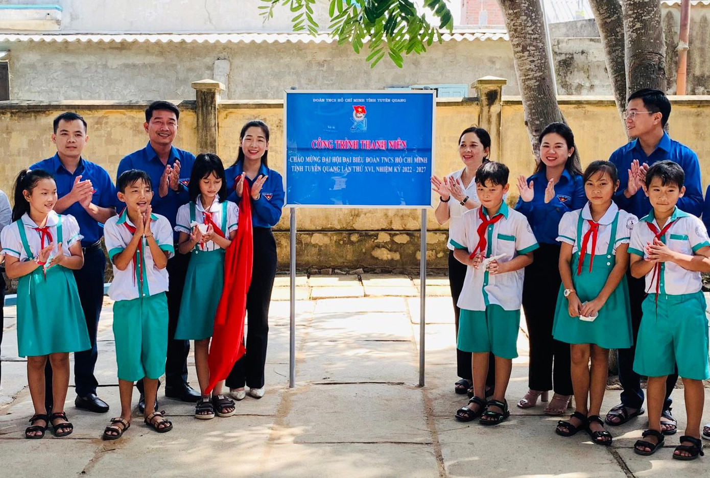 Bí thư Tỉnh Đoàn Dương Minh Nguyệt (thứ ba từ trái sang) cùng đoàn viên thanh niên, thiếu nhi khánh thành công trình chào mừng Đại hội. Ảnh: TĐTQ.