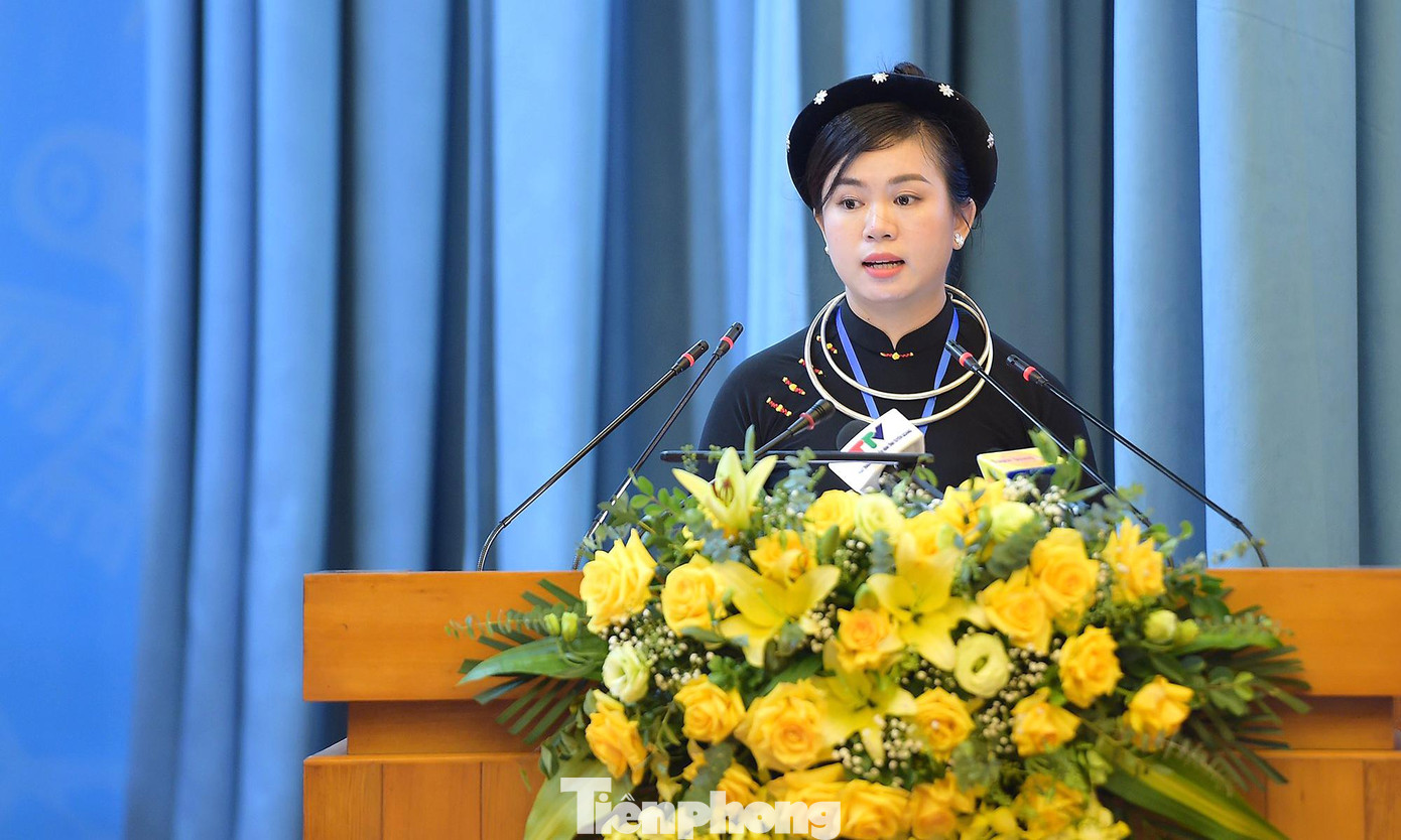 Chị Nguyễn Thu Hường - Phó Bí thư Tỉnh Đoàn Tuyên Quang, phát biểu tại Đại hội; báo cáo kết quả bầu Đoàn Đại biểu dự Đại hội đại biểu toàn quốc Đoàn TNCS Hồ Chí Minh lần thứ XII, nhiệm kỳ 2022-2027; Đoàn đại biểu ra mắt Đại hội.