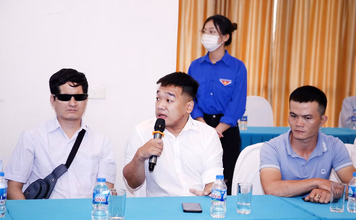 Anh Trần Thành Trung hiện làm chủ một công ty chuyên dịch vụ marketing online, chia sẻ tại chương trình. Ảnh: Công Thành