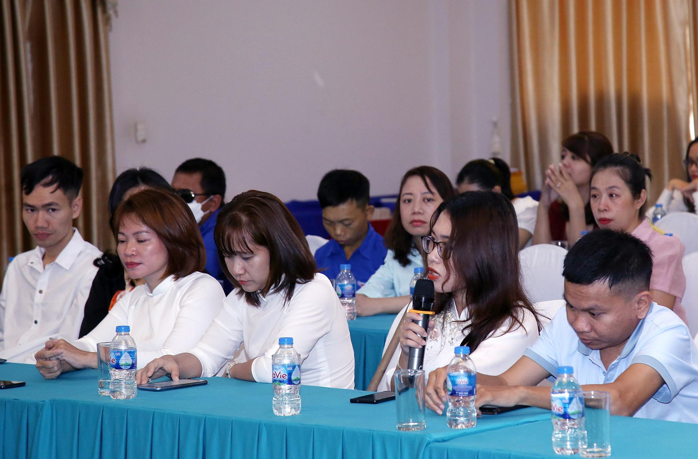 Các đại biểu trao đổi, chia sẻ tại tọa đàm. Ảnh: Công Thành Các đại biểu trao đổi, chia sẻ tại tọa đàm. Ảnh: Công Thành