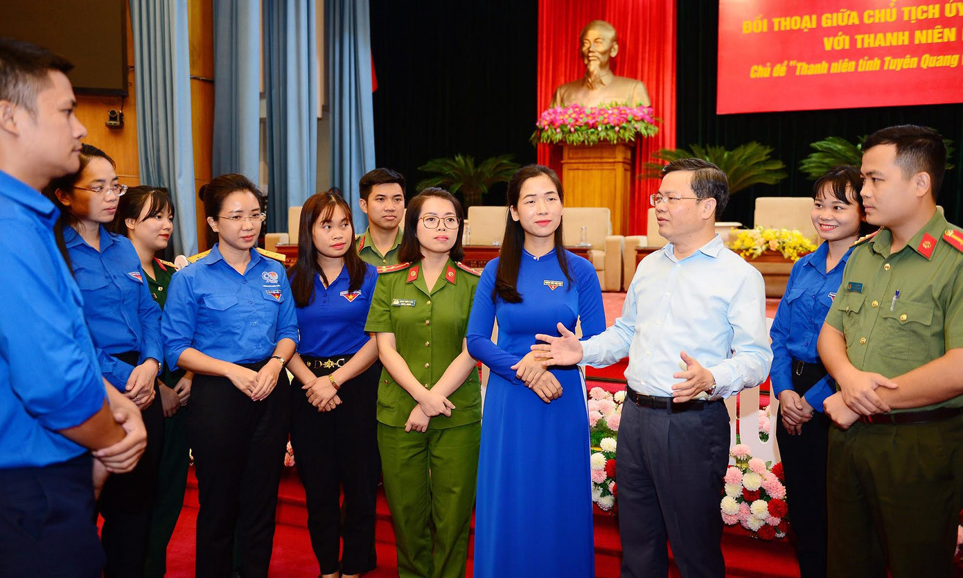 Chủ tịch UBND tỉnh Tuyên Quang Nguyễn Văn Sơn trò chuyện với đoàn viên thanh niên.