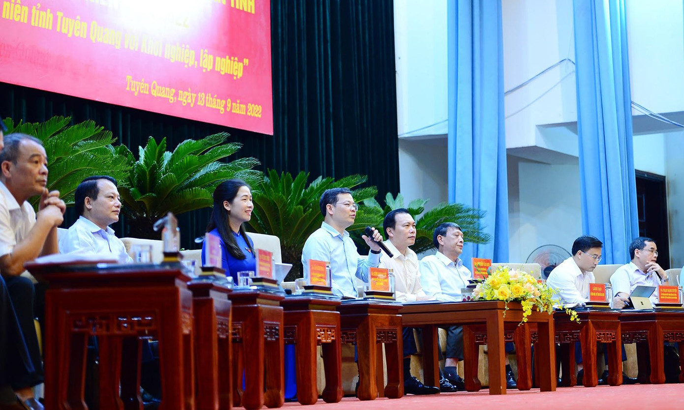 Ông Nguyễn Văn Sơn và lãnh đạo các sở, ngành đã trao đổi, trả lời các câu hỏi của đoàn viên thanh niên tại hội nghị.