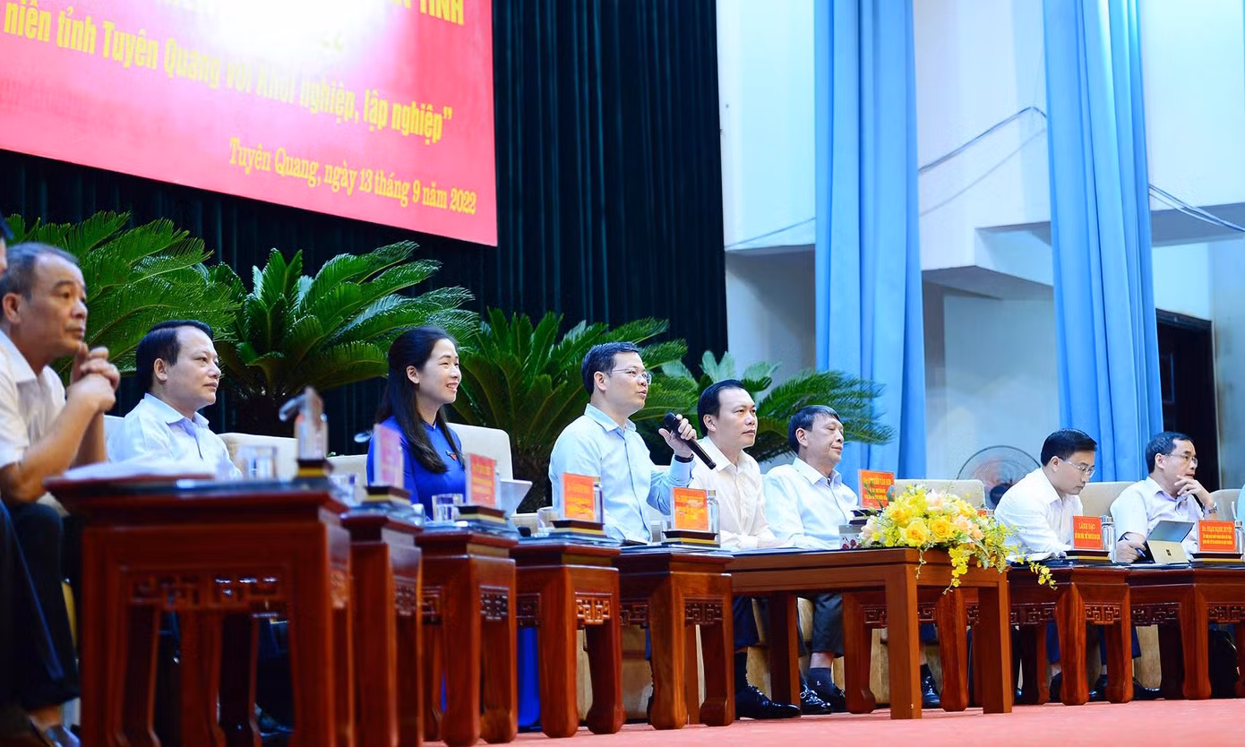 Ông Nguyễn Văn Sơn và lãnh đạo các sở, ngành đã trao đổi, trả lời các câu hỏi của đoàn viên thanh niên tại hội nghị.