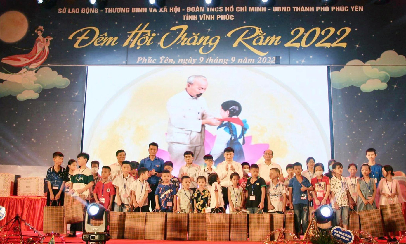 Nhiều phần quà đã được trao tặng cho các em thiếu nhi trong chương trình. Ảnh: TĐVP