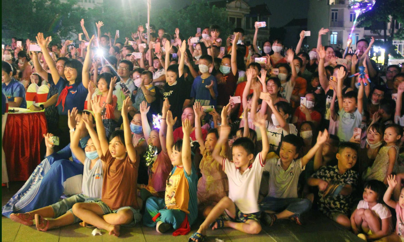 Các em thiếu nhi hào hứng xem các tiết mục tại chương trình. Ảnh: TĐVP