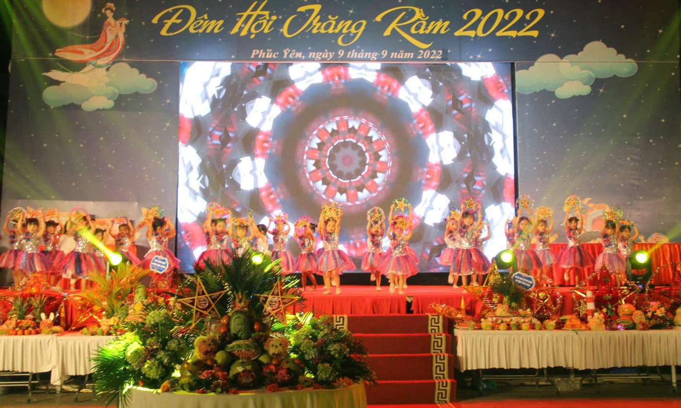 Chương trình có các tiết mục văn nghệ do các em thiếu nhi tại CLB Nhà thiếu nhi thành phố Phúc Yên và Trung tâm Hoạt động thanh thiếu nhi tỉnh biểu diễn. Ảnh: TĐVP