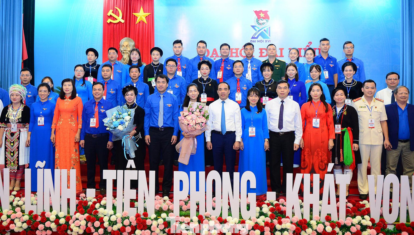 Bí thư Tỉnh ủy Chẩu Văn Lâm và Bí thư Trung ương Đoàn Ngô Văn Cương, cùng các đại biểu tặng hoa, chúc mừng Ban Chấp hành Đoàn tỉnh Tuyên Quang khóa XVI.