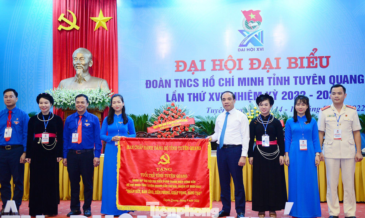 Bí thư Tỉnh ủy Tuyên Quang Chẩu Văn Lâm trao tặng bức trướng tới tuổi trẻ Tuyên Quang.