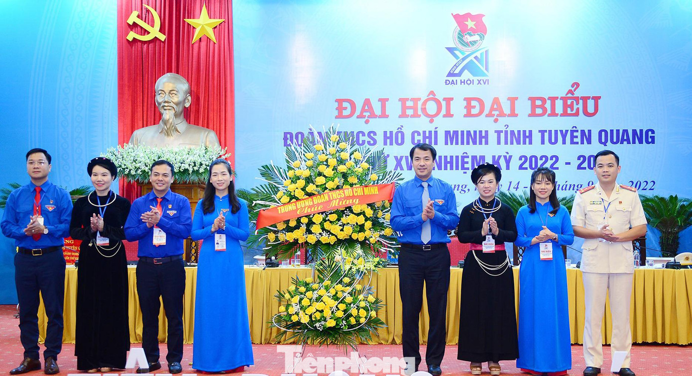 Bí thư Trung ương Đoàn Ngô Văn Cương tặng lẵng hoa chúc mừng Đại hội Đoàn tỉnh Tuyên Quang lần thứ XVI.
