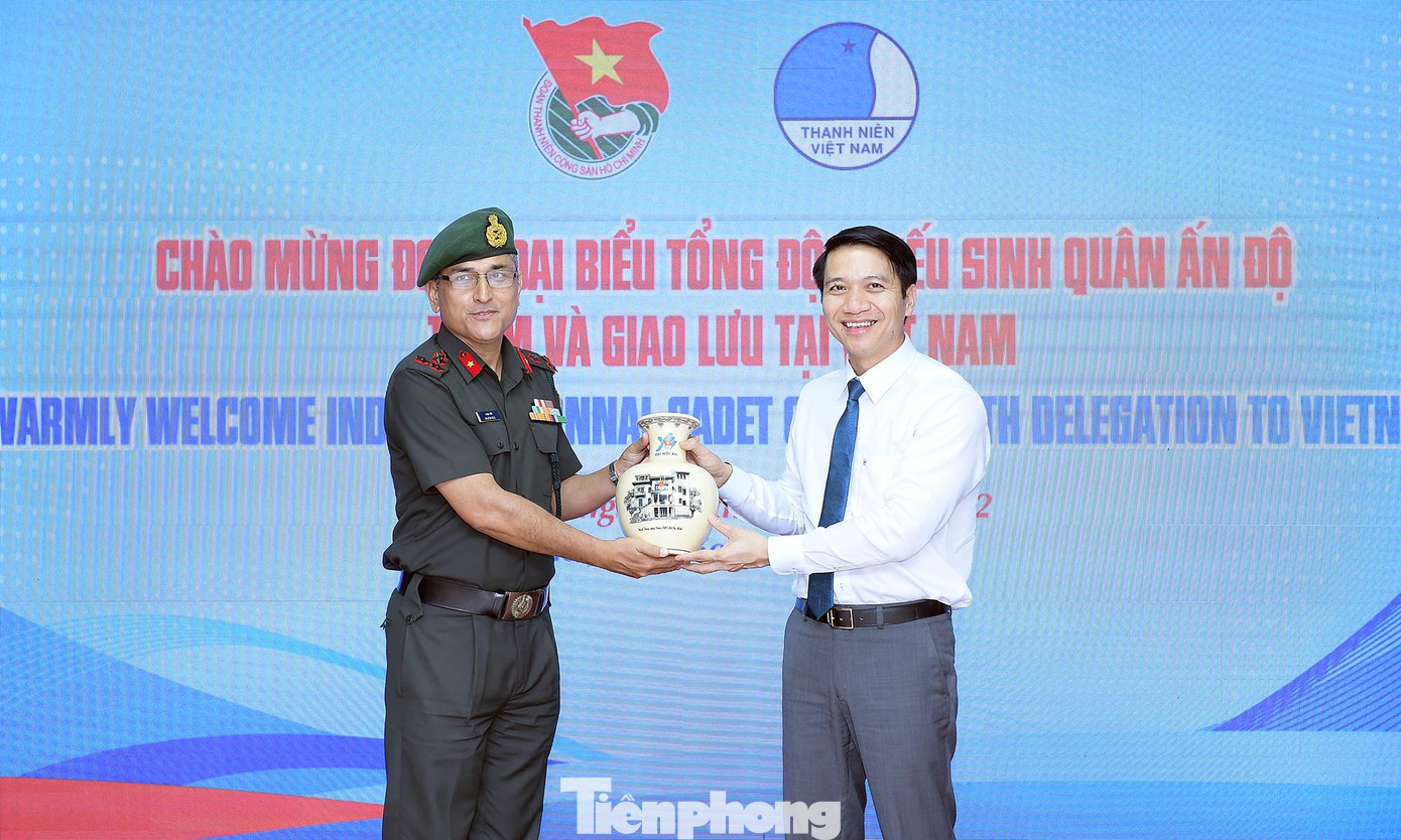 Anh Nguyễn Ngọc Lương tặng quà của Trung ương Đoàn TNCS Hồ Chí Minh tới Thiếu tướng Rajesh Negi Anh Nguyễn Ngọc Lương tặng quà của Trung ương Đoàn TNCS Hồ Chí Minh tới Thiếu tướng Rajesh Negi