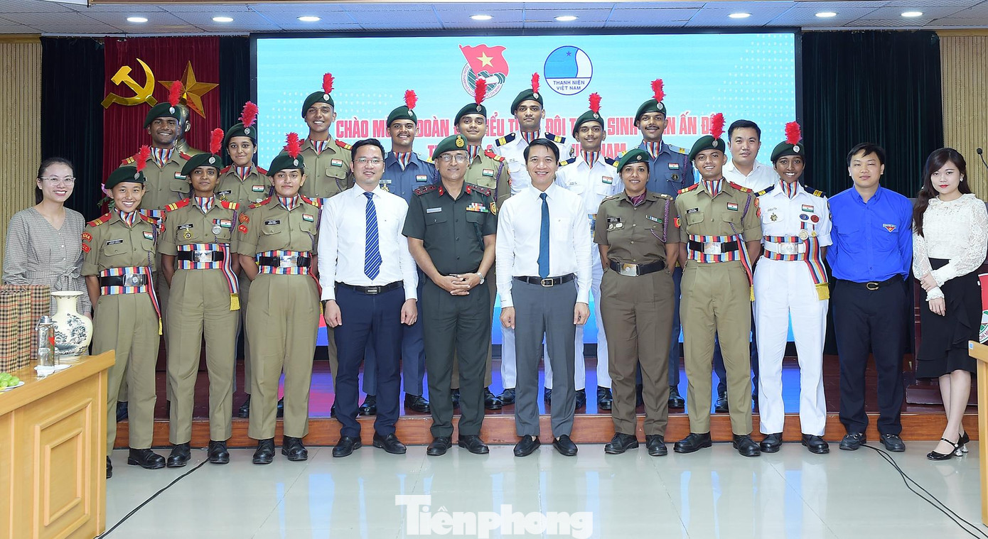 Đoàn đại biểu Tổng đội thiếu sinh quân Ấn Độ và Trung ương Đoàn TNCS Hồ Chí Minh chụp ảnh lưu niệm. Ảnh: Xuân Tùng Đoàn đại biểu Tổng đội thiếu sinh quân Ấn Độ và Trung ương Đoàn TNCS Hồ Chí Minh chụp ảnh lưu niệm. Ảnh: Xuân Tùng