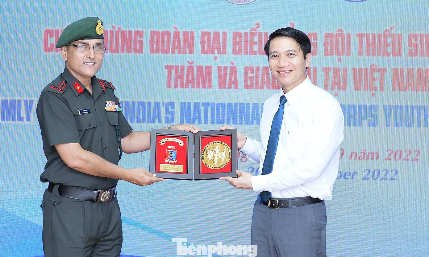 Thiếu tướng Rajesh Negi tặng quà của Tổng đội thiếu sinh quân Ấn Độ tới anh Nguyễn Ngọc Lương Thiếu tướng Rajesh Negi tặng quà của Tổng đội thiếu sinh quân Ấn Độ tới anh Nguyễn Ngọc Lương