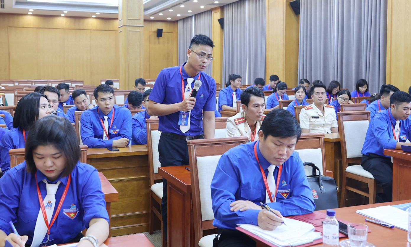 Anh Lưu Văn Sinh phát biểu ý kiến tại diễn đàn phát huy vai trò của tổ chức Đoàn, Hội, Đội trong công tác bảo vệ, chăm sóc, giáo dục thiếu niên nhi đồng. Ảnh: Như Ý