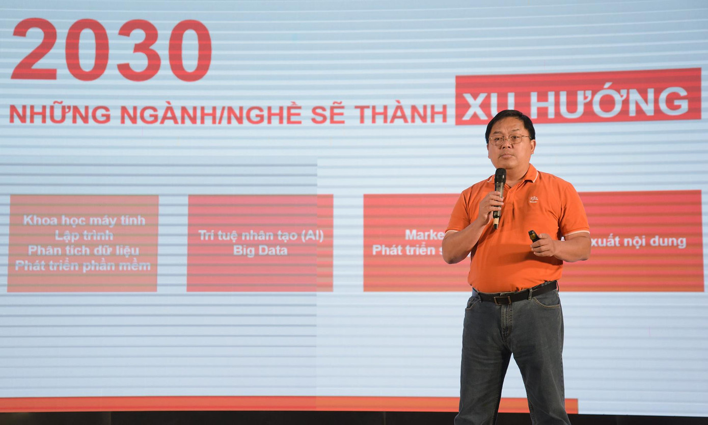 Ông Hoàng Nam Tiến chia sẻ tại chương trình.