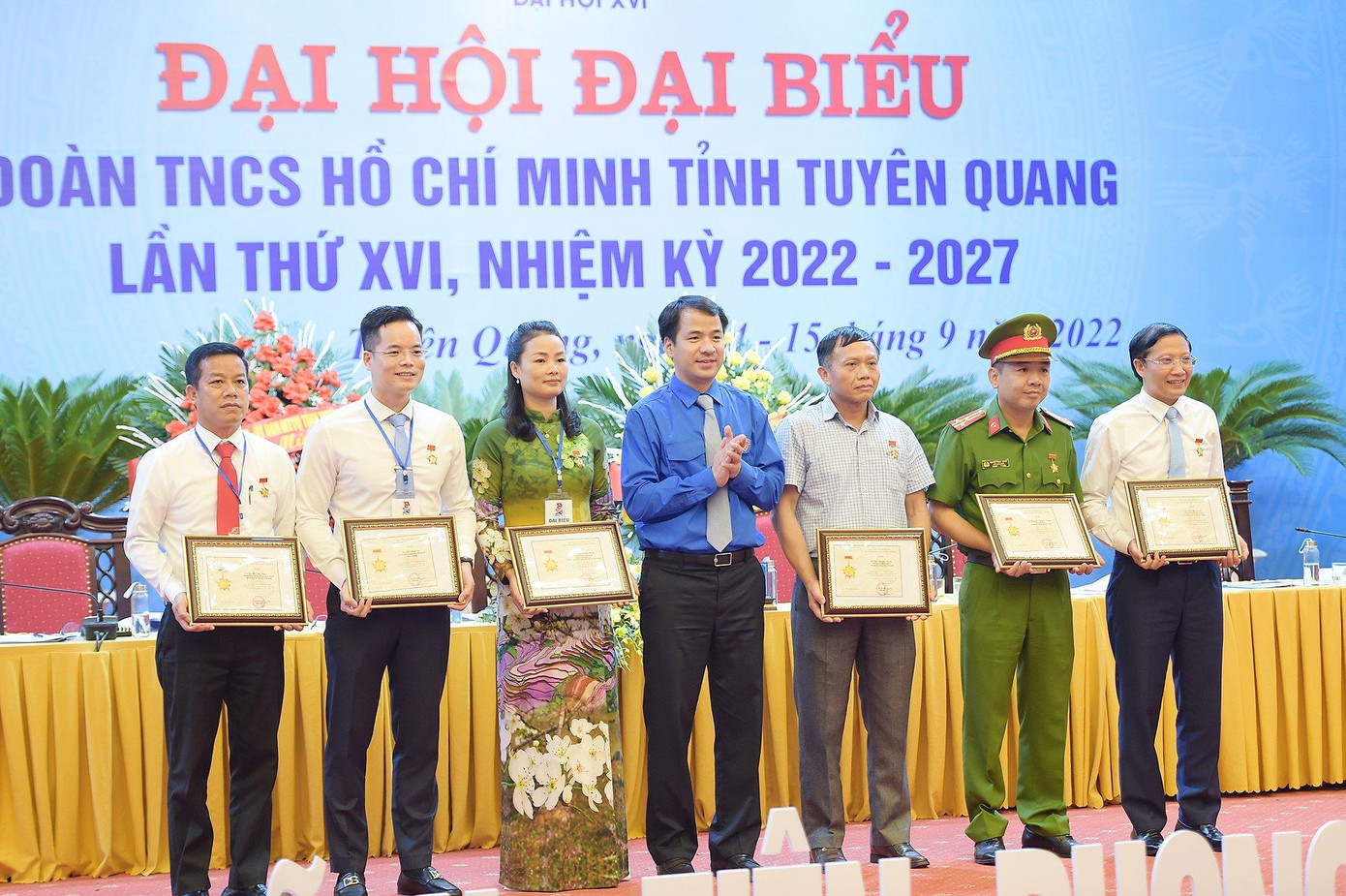 Anh Ngô Văn Cương trao Kỷ niệm chương "Vì thế hệ trẻ" của T.Ư Đoàn tặng các cá nhân tại Đại hội (Ảnh: Dương Triều)